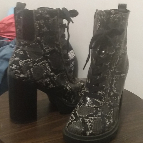 Black boots with a touch of gray& White tie up in front Zips on the side - Picture 3 of 3